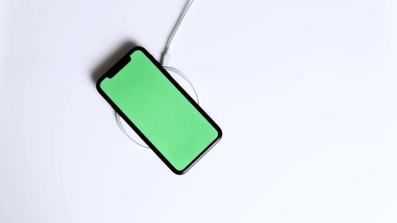 Kablosuz şarj pedi üzerinde duran telefon