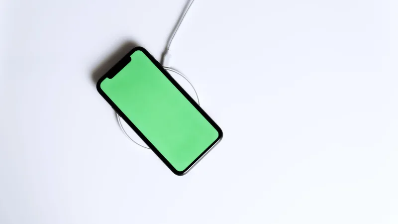 Kablosuz şarj pedi üzerinde duran telefon